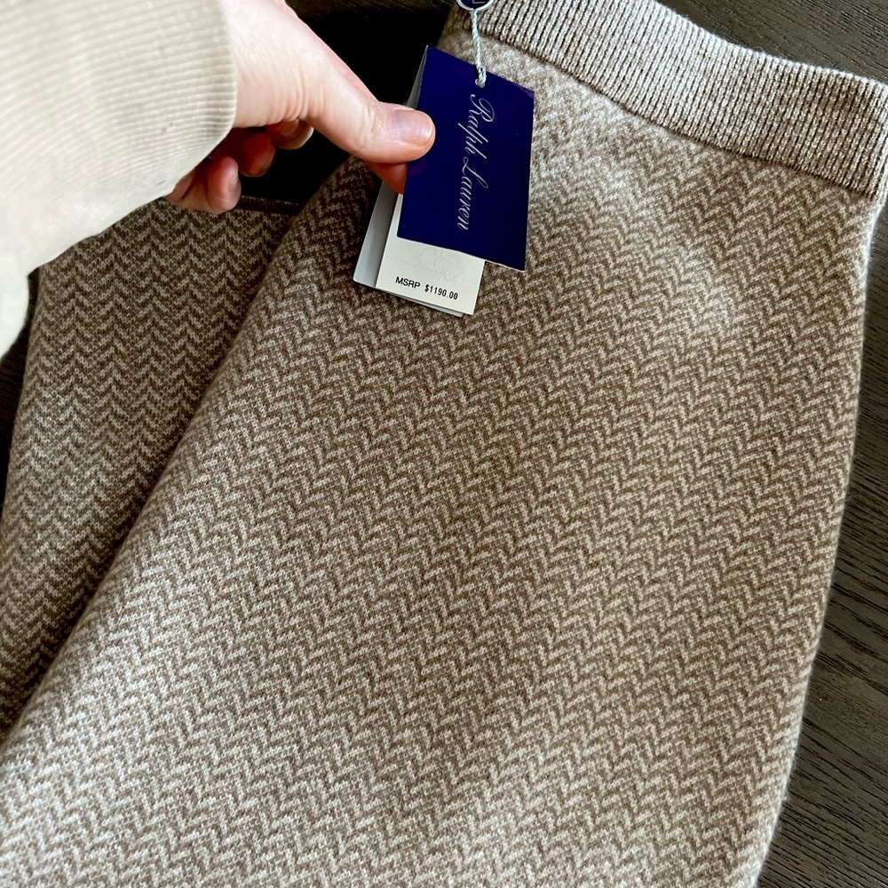 Gorgeous 100% cashmere Ralph Lauren (purple label) pencil skirt